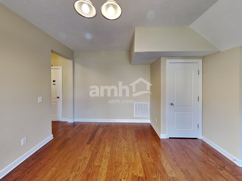 Building Photo - 886 Daybreak Dr