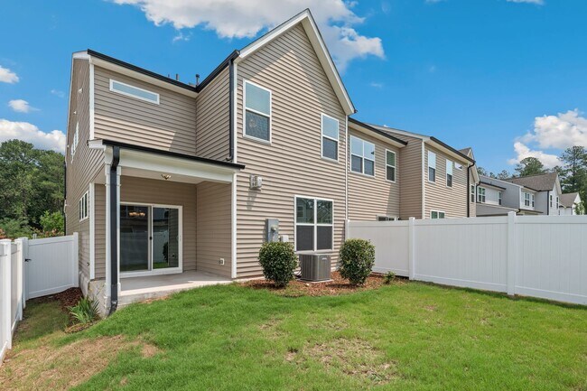 Building Photo - Available now! Spacious & beautiful 3 bedroom townhome!