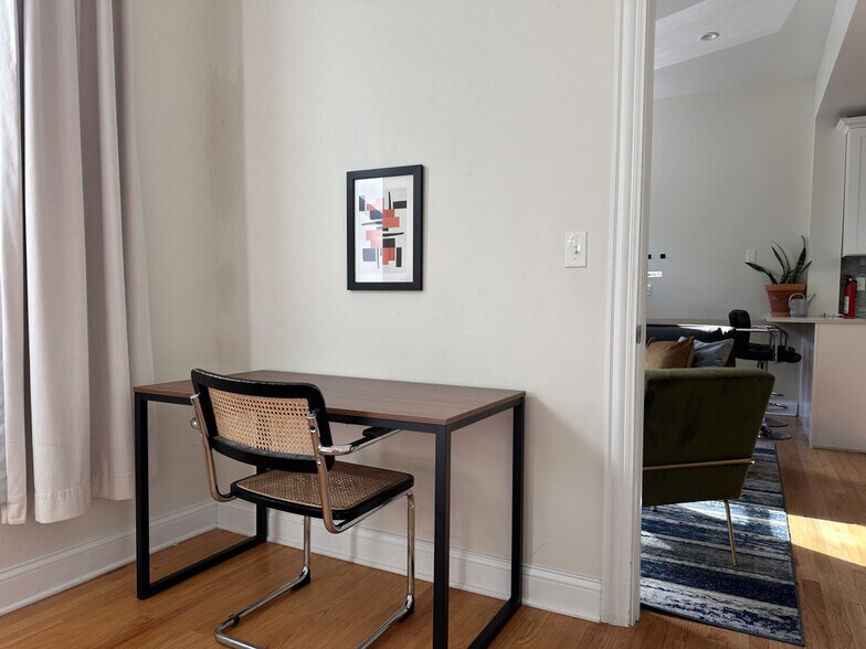 Building Photo - 846 N Hermitage Ave