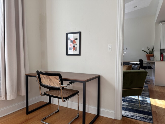 Building Photo - 846 N Hermitage Ave