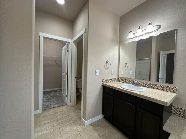 Building Photo - Listed For Rent