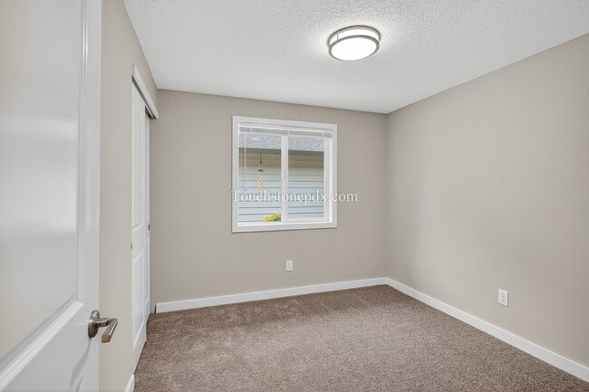 Building Photo - 119 SE Sweetbriar Ln
