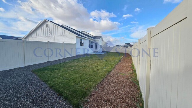 Building Photo - Like New Home With Community Pool!