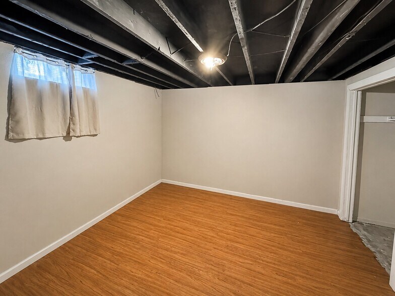 Building Photo - 539 S Deveron Dr