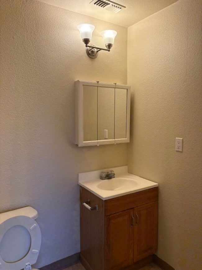 Building Photo - Single story, 3 bed 1.5 bath home.