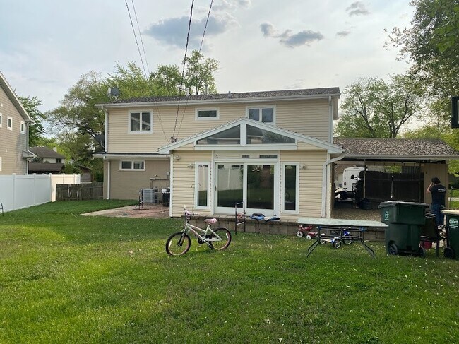 Building Photo - 1221 N Chicago Ave