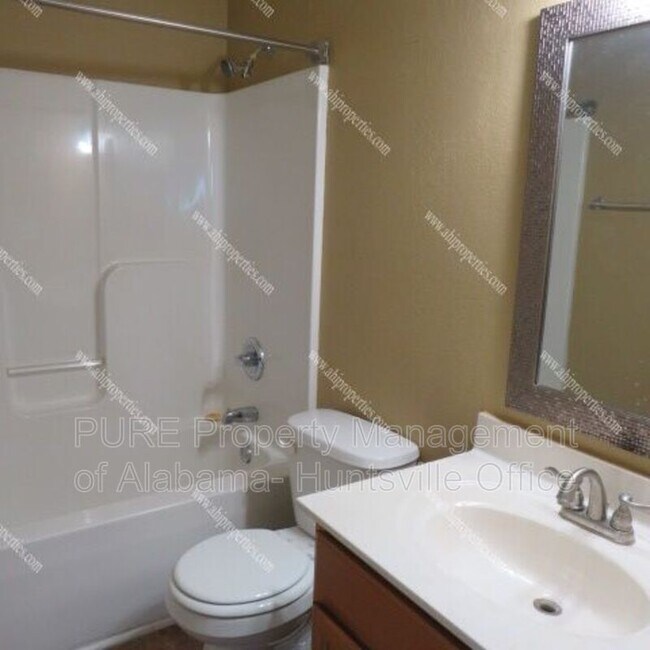 Building Photo - 3312 Lakeland Dr SW