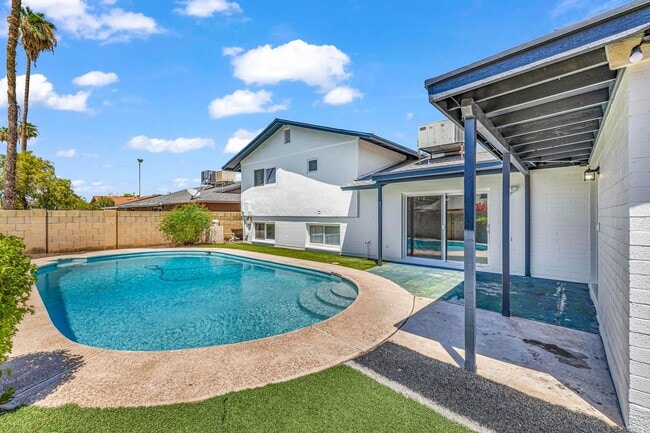 Building Photo - 6 bed/ 3.5 bath