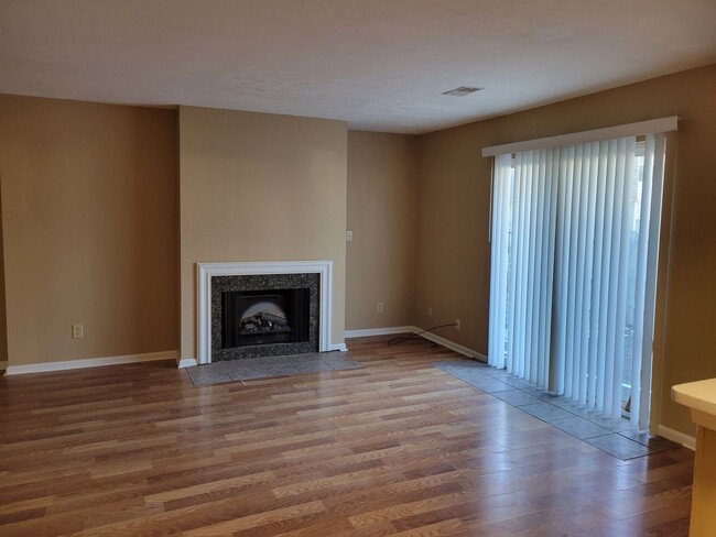 Building Photo - Efficient Townhome in Middletown