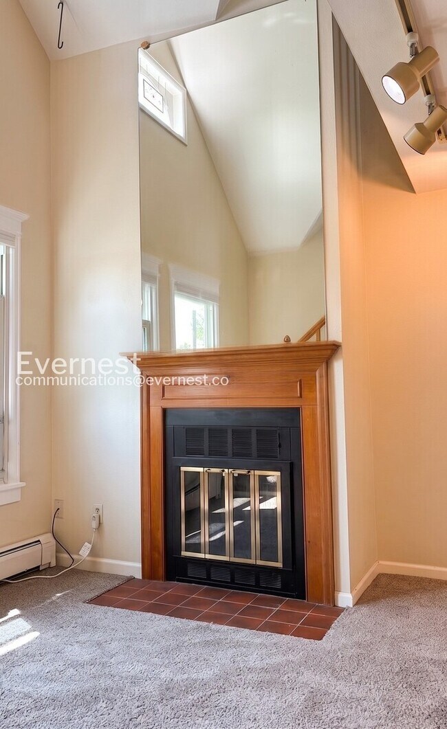Building Photo - 1 Bed/1 Bath Condo with Garage Parking / Available Now!