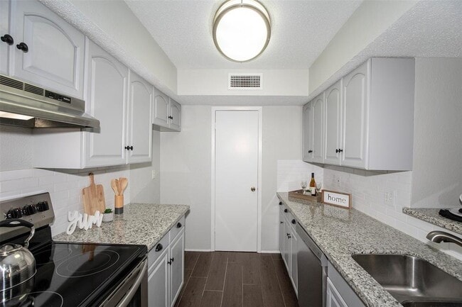 Building Photo - 3300 Pebblebrook Dr