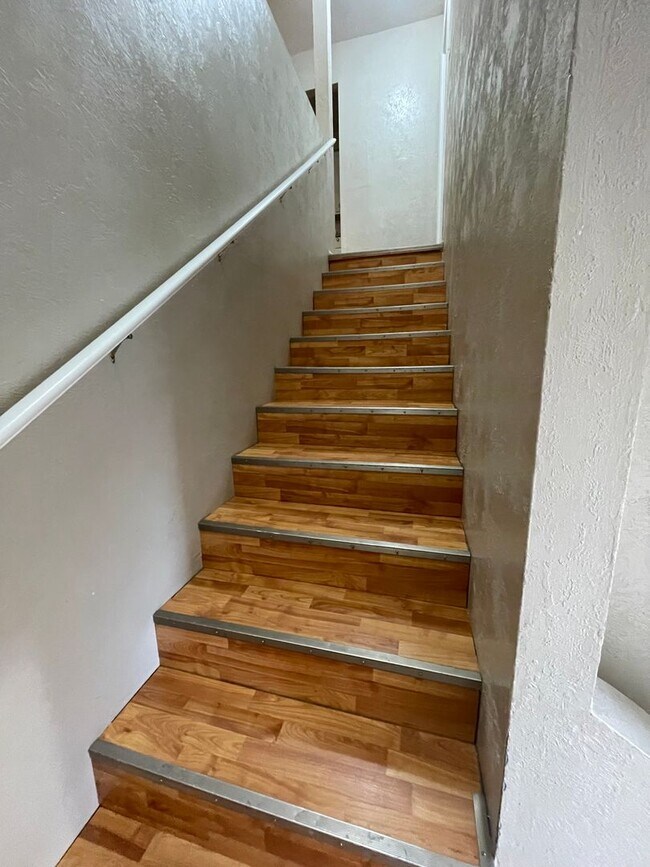 Building Photo - APRIL MOVE IN Spacious 2 Bedroom 2 Bathroom Apartment on Bus Route!