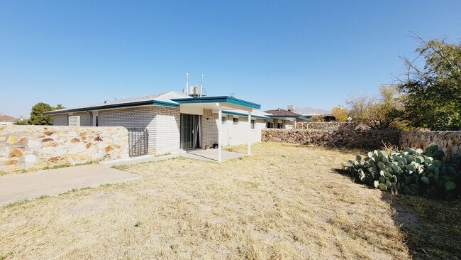 Building Photo - Adorable 2 bdrm, 2 bath apartment in West ...