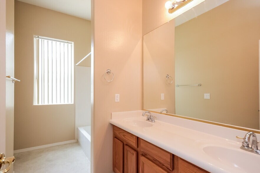 Building Photo - 2107 S Sabrina