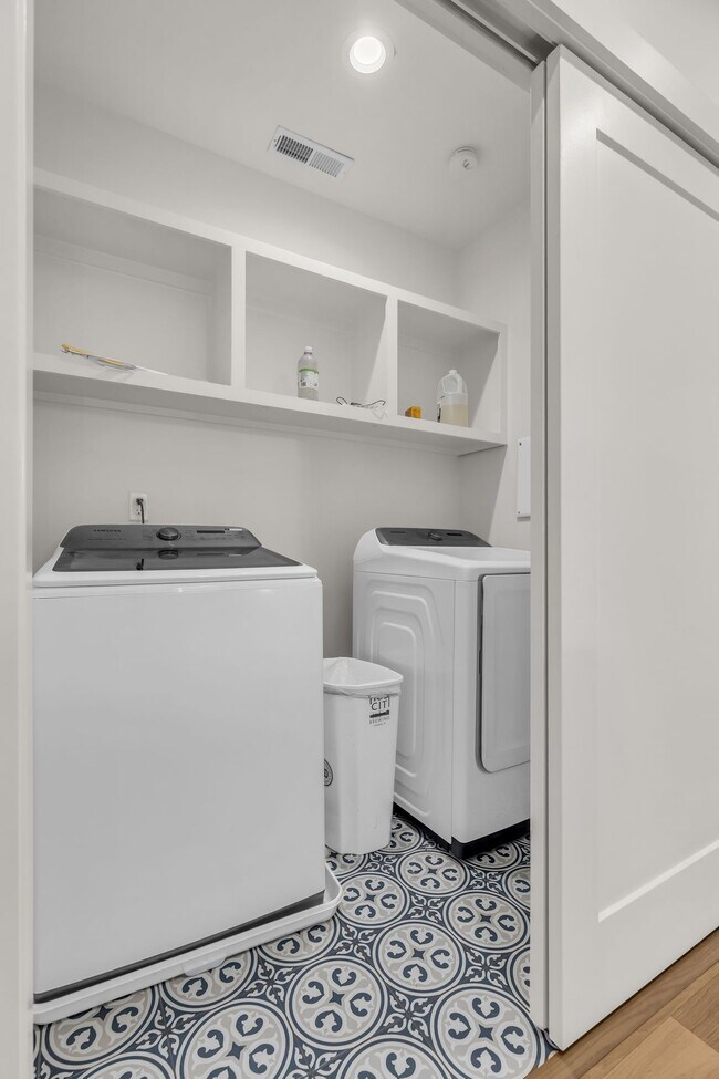 Building Photo - 715 32nd Ave N