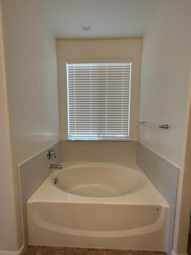 Building Photo - Spacious 4-Bedroom Retreat with 2.5 Baths in Los Banos – Your Ideal Family Home Awaits in a gated...