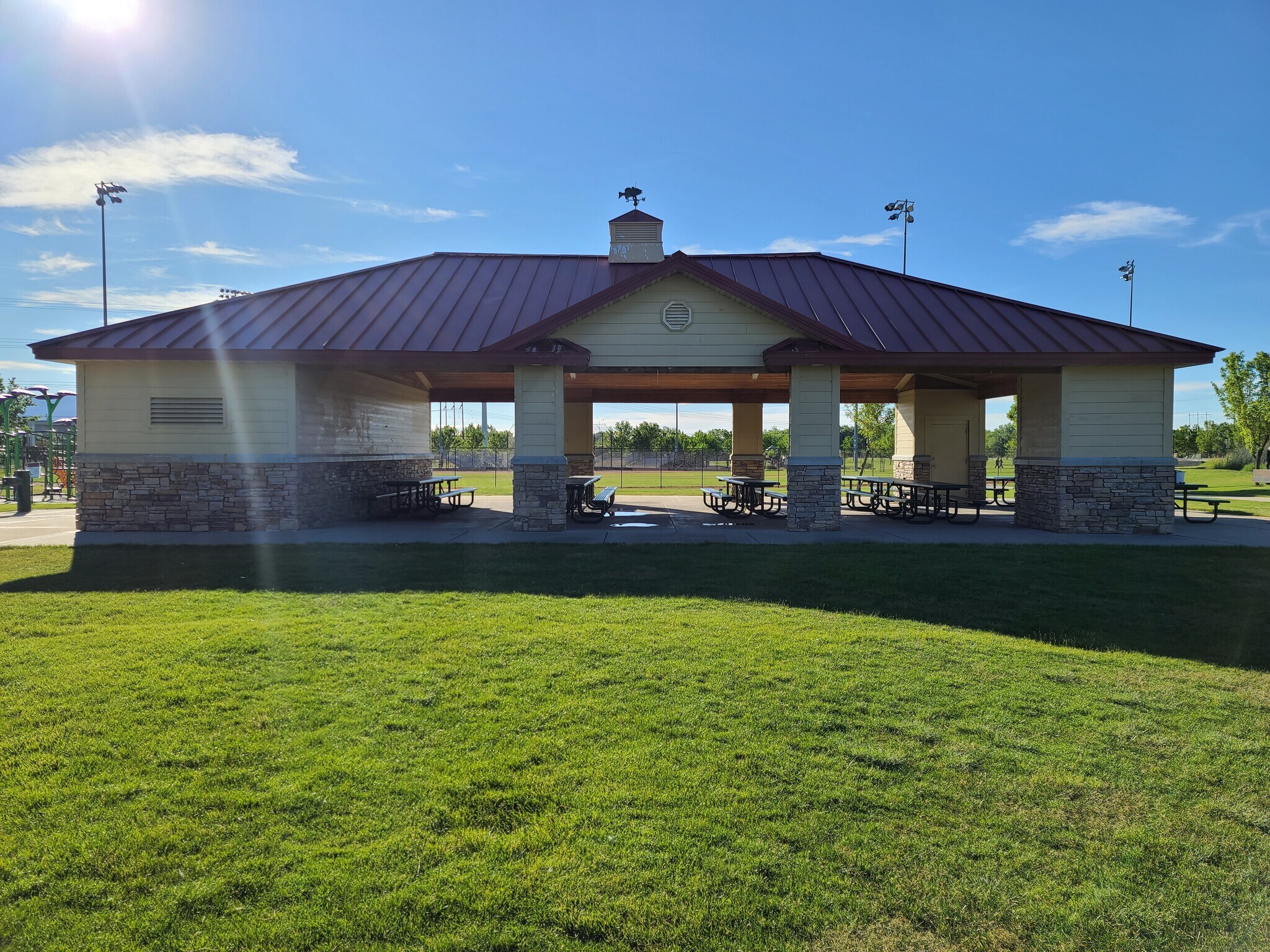 Building Photo - 940 W Red Oaks Dr