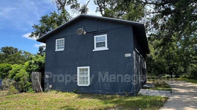 Building Photo - 2821 Moncrief Rd