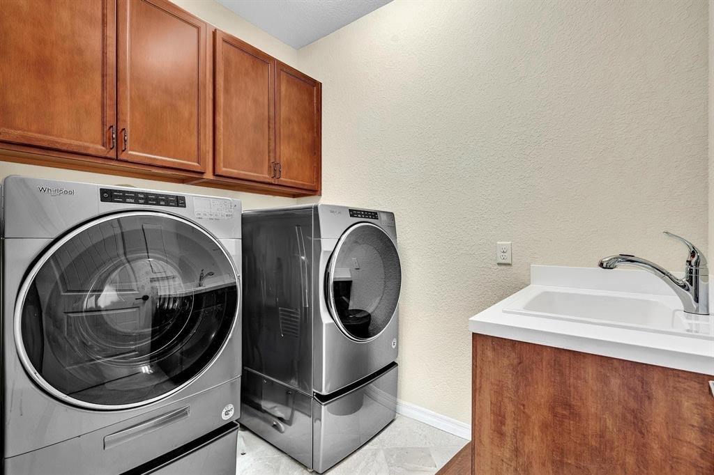 Building Photo - 7921 NW 82nd Ct