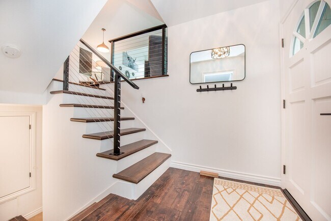 Building Photo - Costa Mesa Newport Heights Stunner!