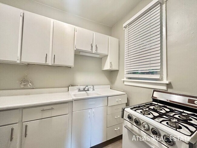 Building Photo - 3269 W Hayward Pl