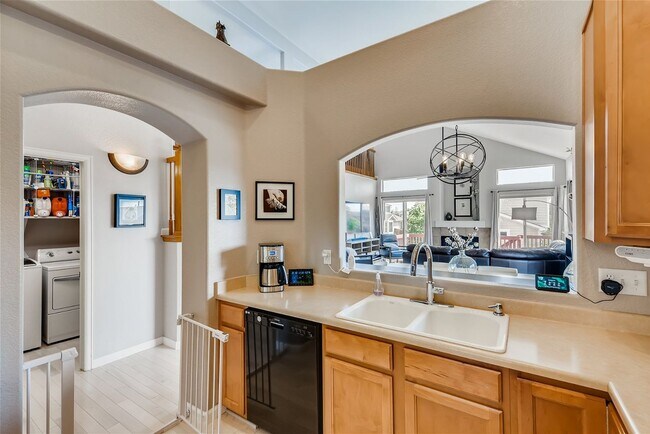 Building Photo - Beautiful 5 Bed 3.5 Bath Home In An Amazin...
