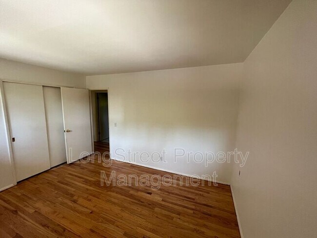 Building Photo - 4426 SW 34th Ave