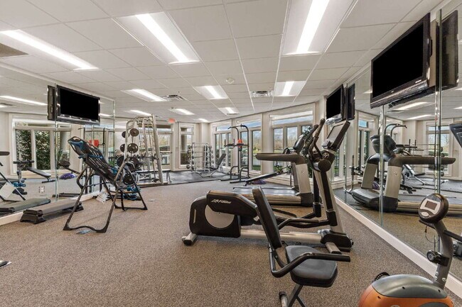 Building Photo - Luxury resort-style living: Fully furnished condo on the Cumberland River less than 25 miles from...
