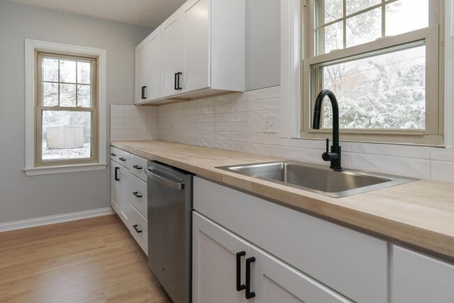 Building Photo - 2228 Holt Ave