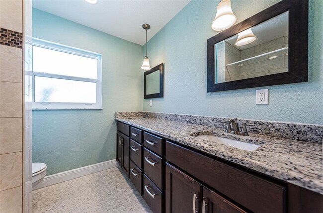 Building Photo - 14025 Yacht Club Blvd