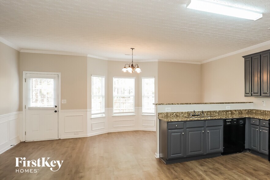 Building Photo - 855 Chapman St