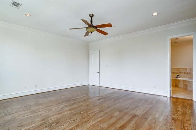 Building Photo - 5710 Darling St