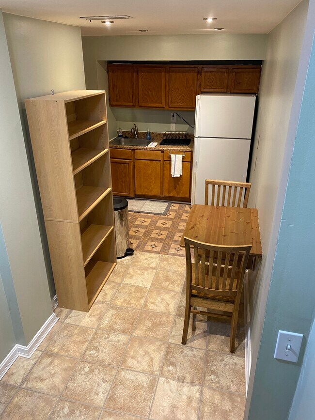 Building Photo - 8371 Stationhouse Ct