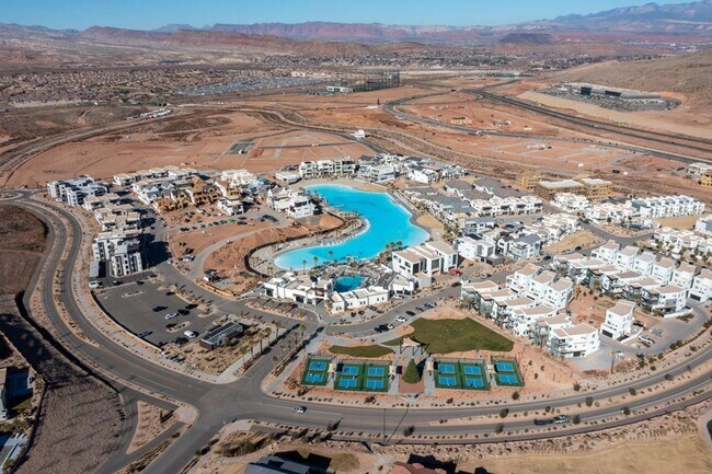 Building Photo - Desert Color Townhome!