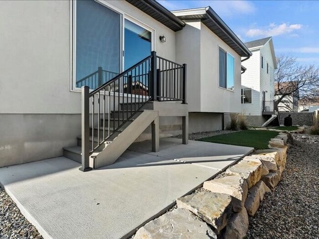 Building Photo - West Joran 3 bed 2 bath family home