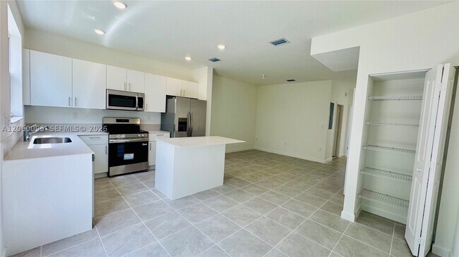Building Photo - 2632 SE 27th Dr