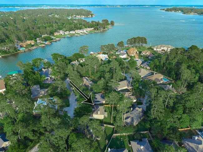 Building Photo - 12515 Lakeshore Dr