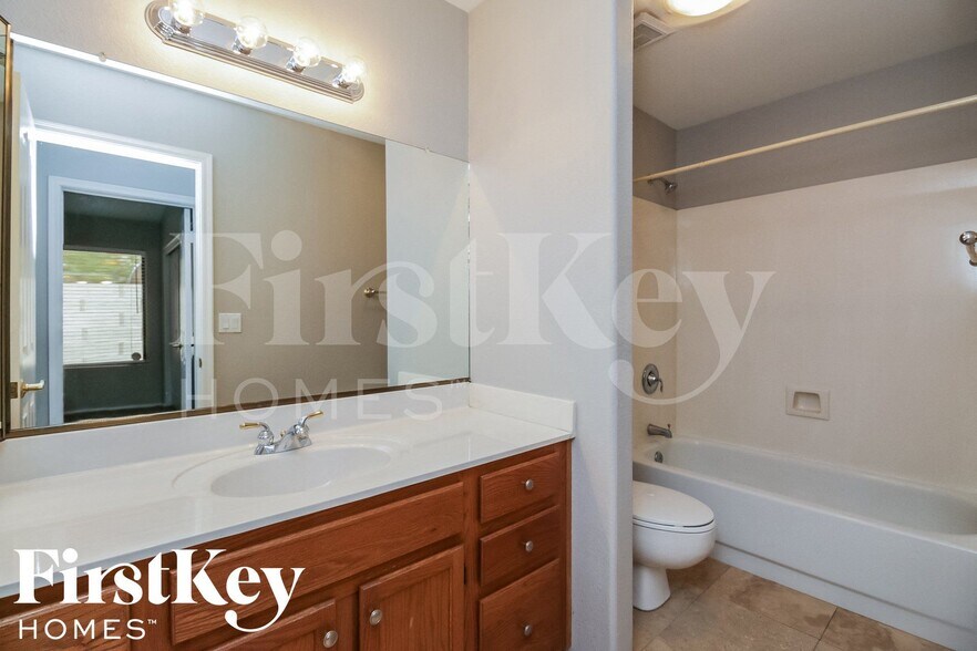 Building Photo - 306 E Vaughn Ave