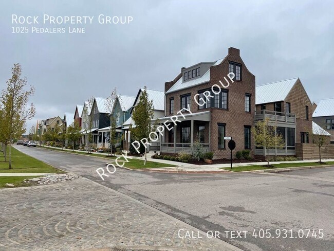 Building Photo - 1025 Pedalers Ln