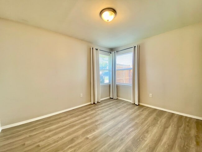 Building Photo - Updated Selah Home with Large Yard