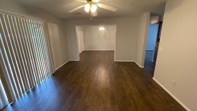 Building Photo - inviting & comfortable3 Bed 1 Bath House