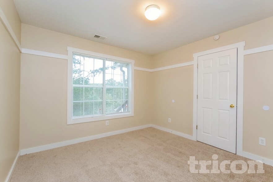 Building Photo - 1048 Whispering Woods Dr