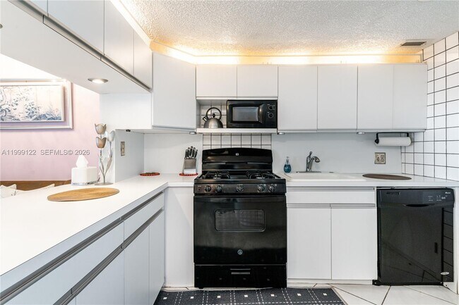 Building Photo - 2030 S Ocean Dr