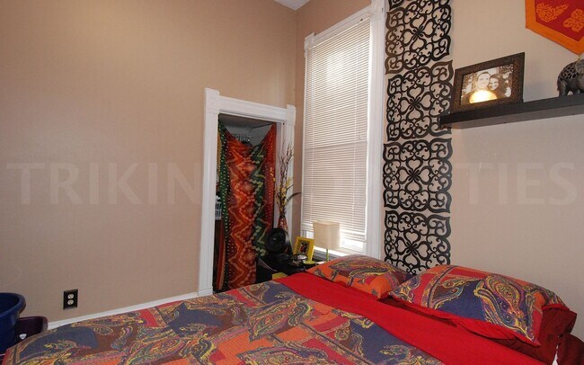 Building Photo - 2533 Lyndale Ave S