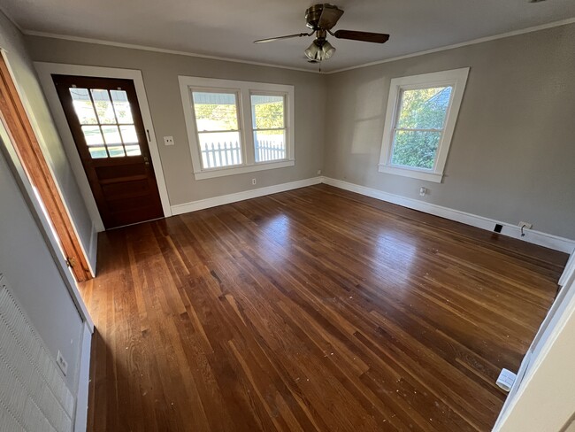 Living room - 829 W Mountcastle St