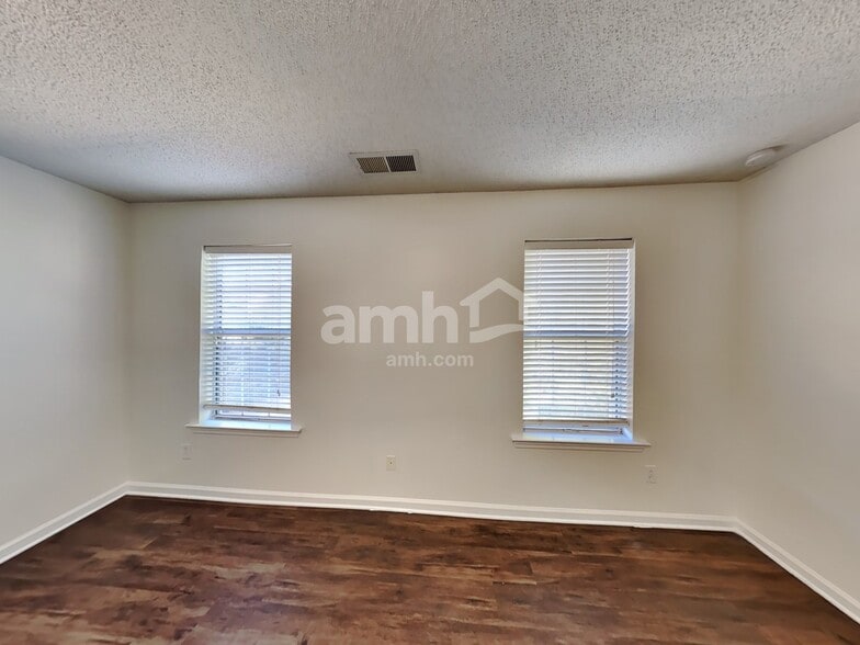 Building Photo - 11200 Longhedge Ln