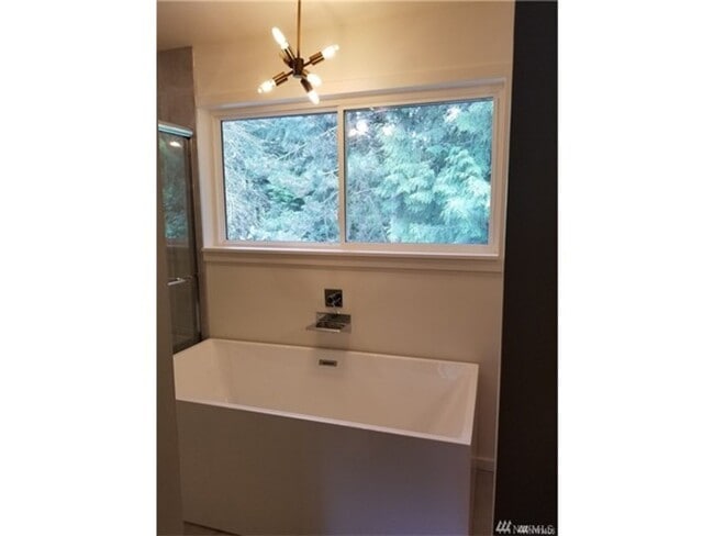 Building Photo - Bellevue 4 bedroom Home in Newport Hills!