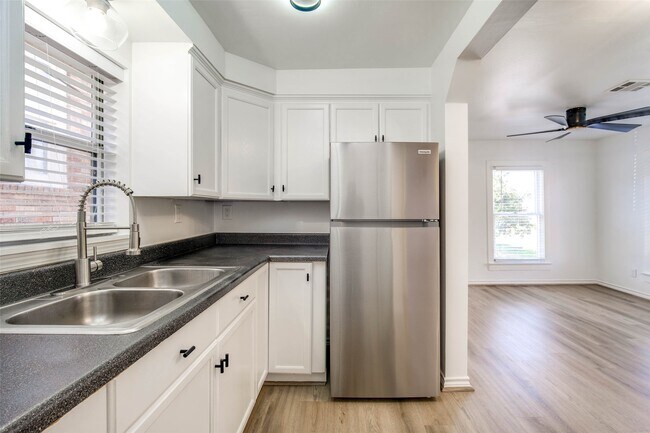 Building Photo - 2601 Rosedale St