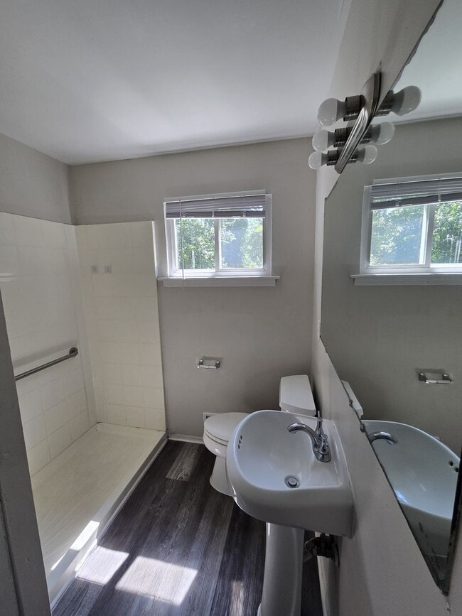 Building Photo - 3 Bedroom, 1 Bathroom, Plus enclosed porch