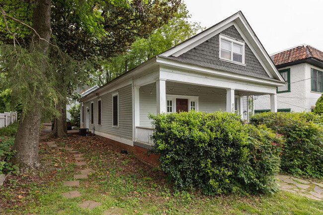 Building Photo - 925 Greenwood Ave NE